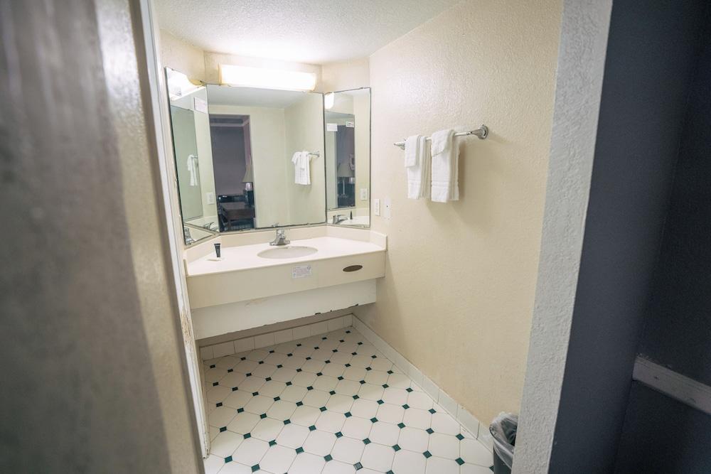 Guest Inn & Suites photo 13