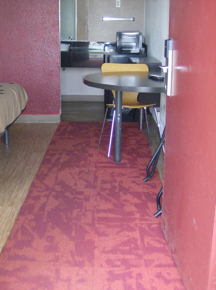 Econo Lodge Inn & Suites photo 12