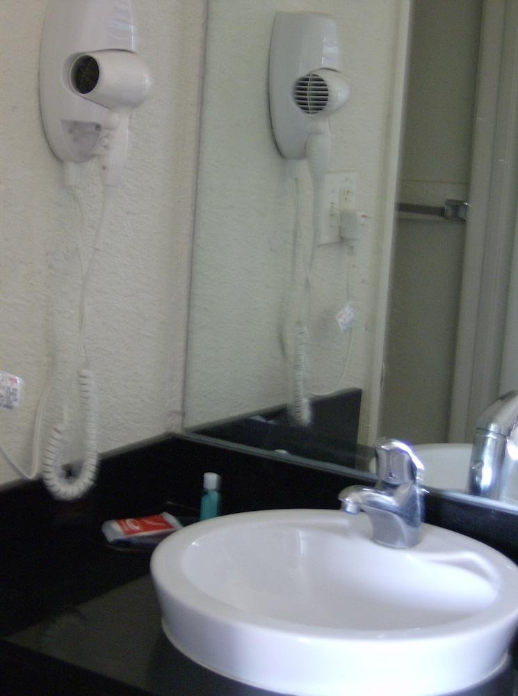 Econo Lodge Inn & Suites photo 27