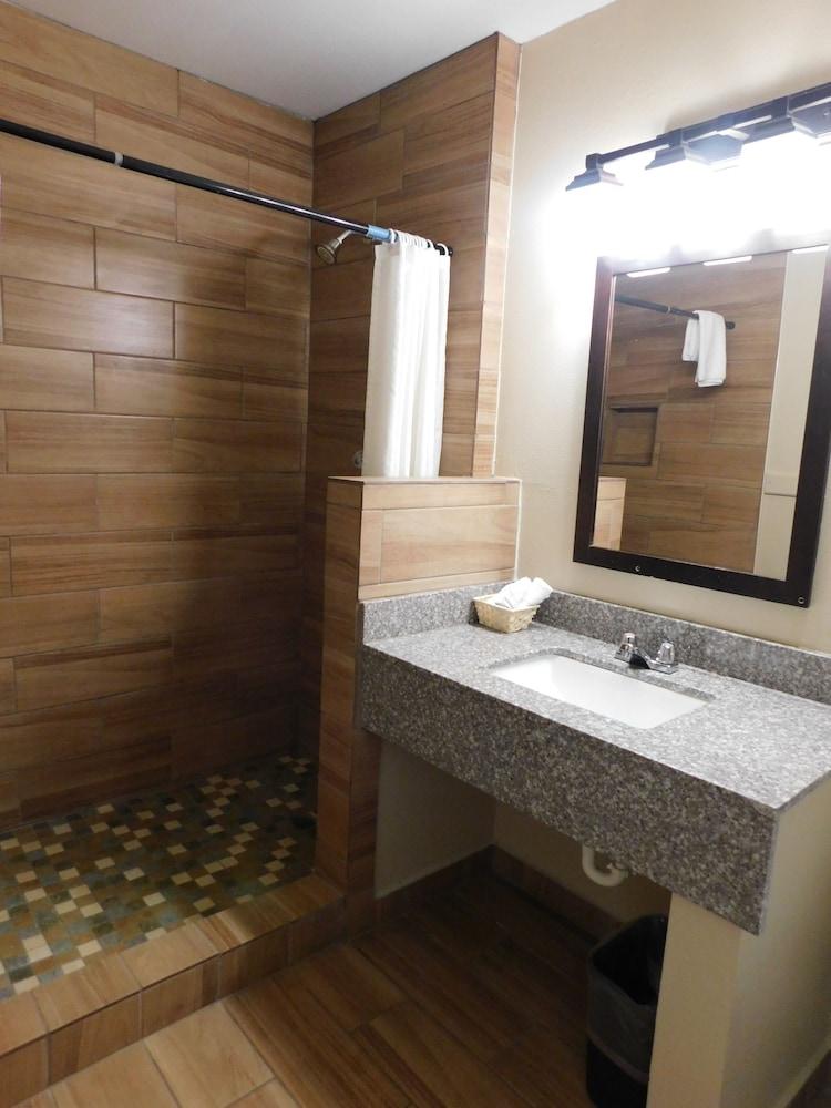 Hillcrest Motel photo 31