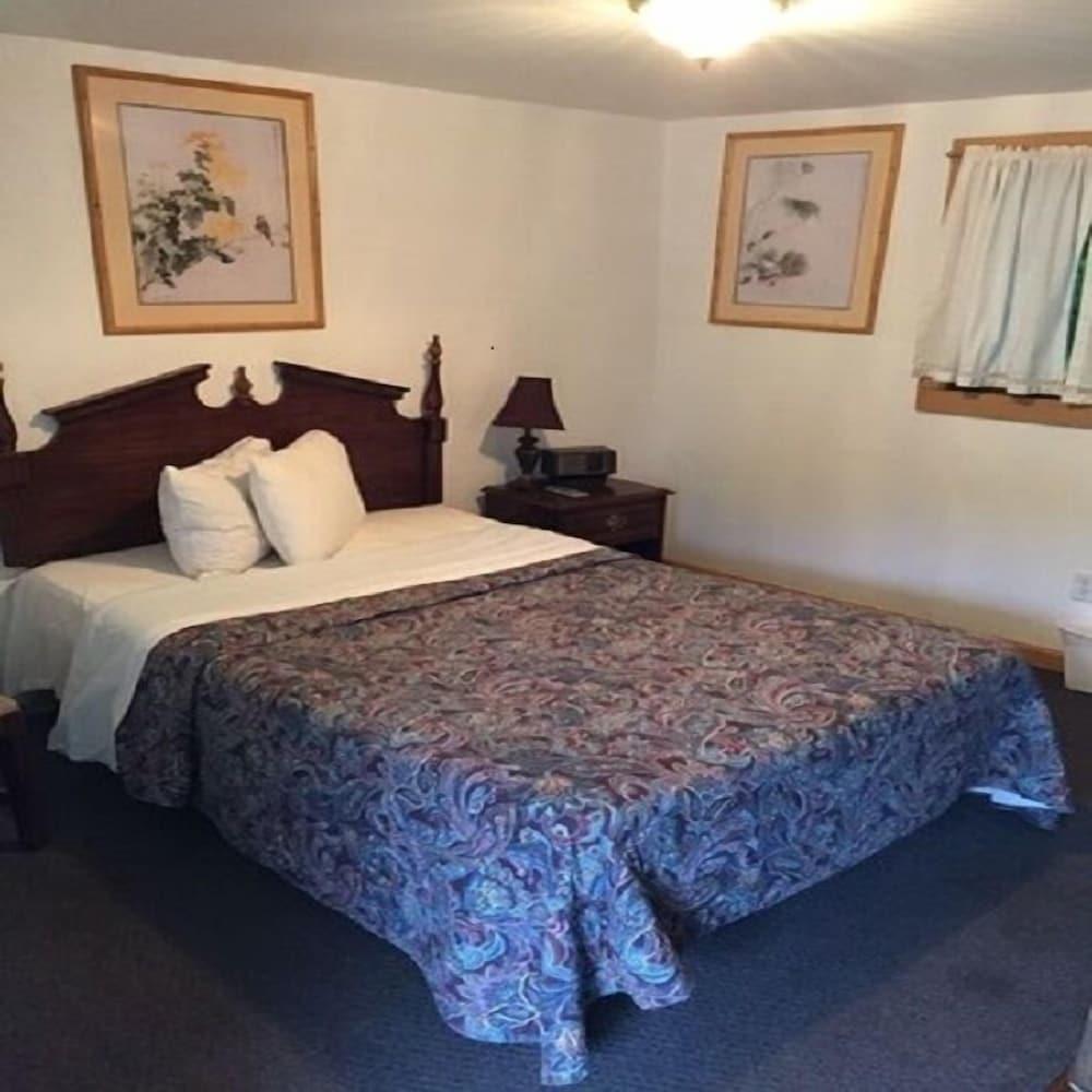 Adirondack Oasis Motel photo 32