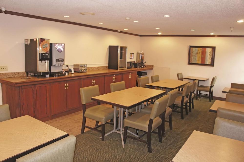 La Quinta Inn by Wyndham Omaha Southwest photo 19