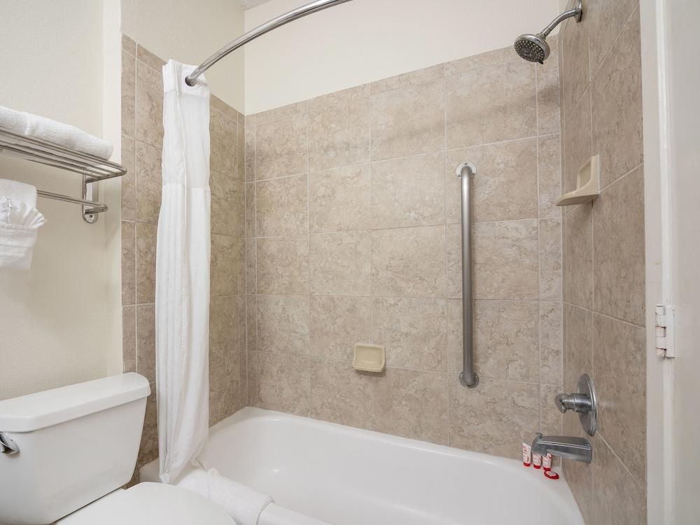 Baymont by Wyndham Houston North photo 78