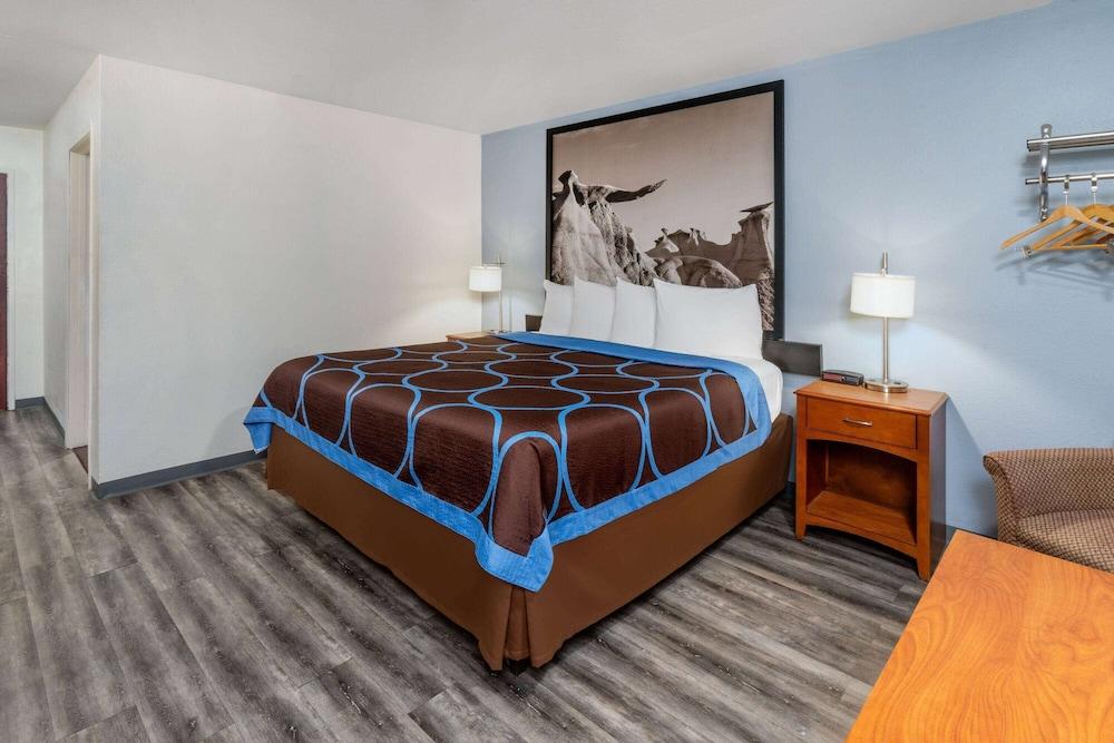 Super 8 by Wyndham Clayton photo 4
