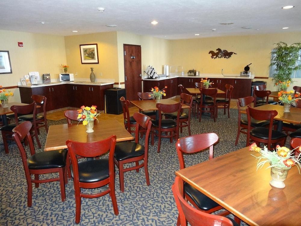Fairgrounds Inn photo 29