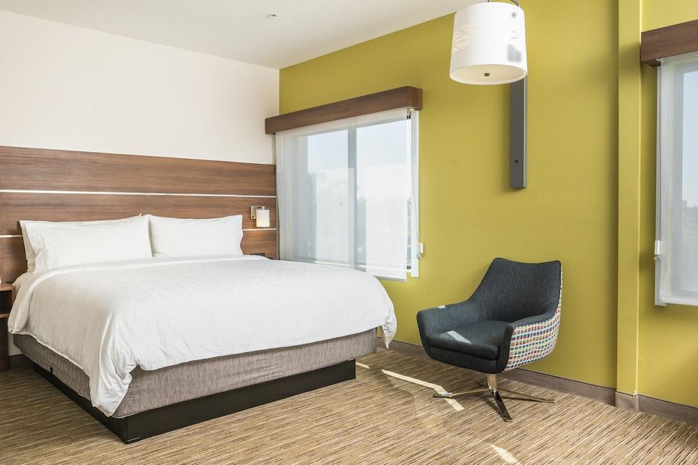 Holiday Inn Express & Suites Lake Forest by IHG photo 12