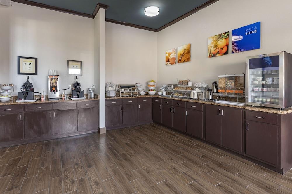 Comfort Suites Granbury photo 32