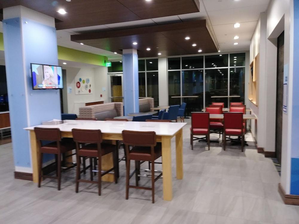 Holiday Inn Express & Suites Dallas Northeast - Arboretum by IHG photo 21