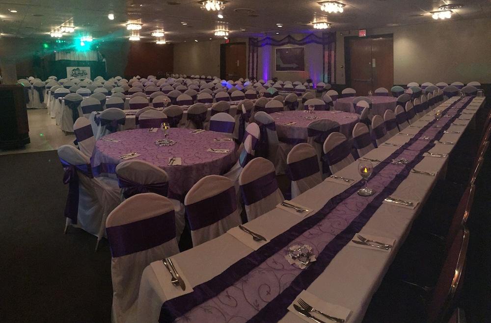 Ramada by Wyndham Albert Lea photo 45