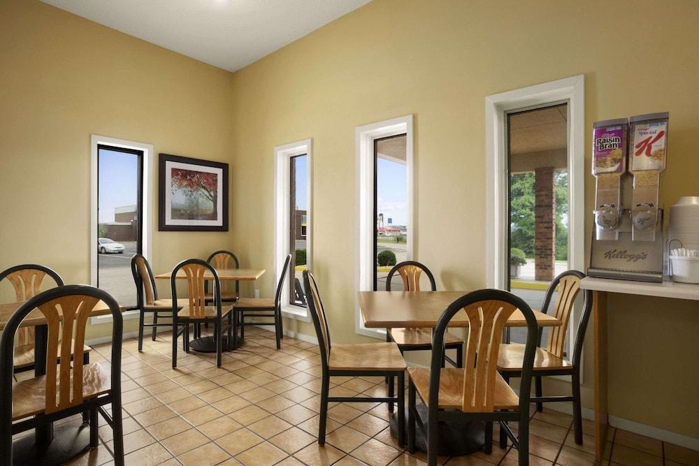 Super 8 by Wyndham Marion photo 15