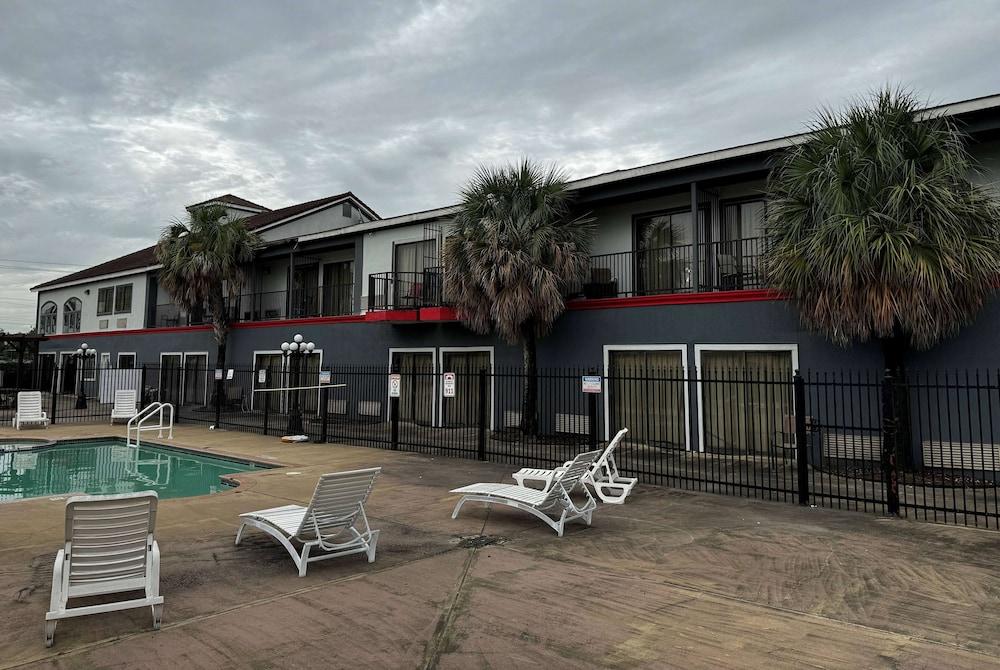Baymont by Wyndham Houston North photo 32