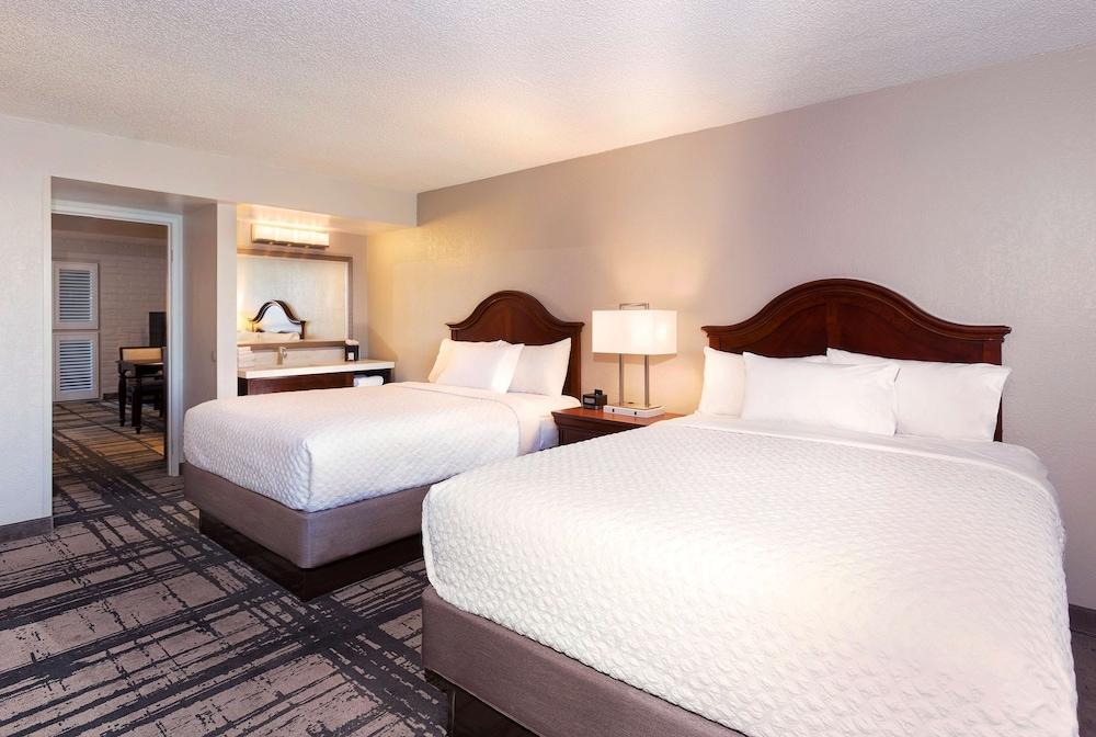 Embassy Suites by Hilton Orlando International Dr Conv Ctr photo 8