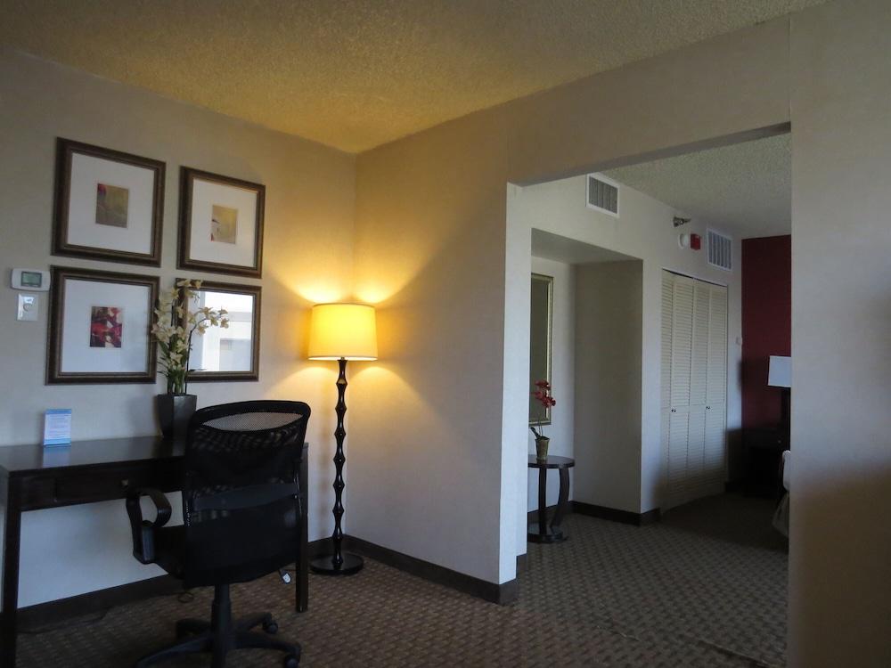 Holiday Inn Express & Suites Phoenix Midtown by IHG photo 63