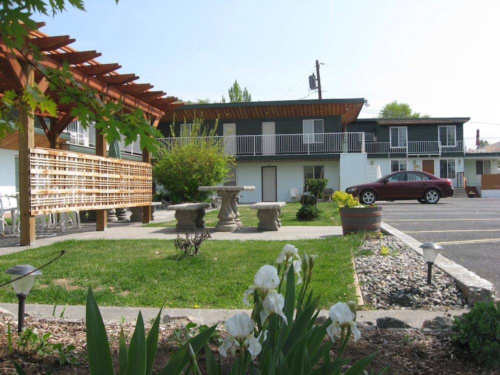 Masters Inn photo 29