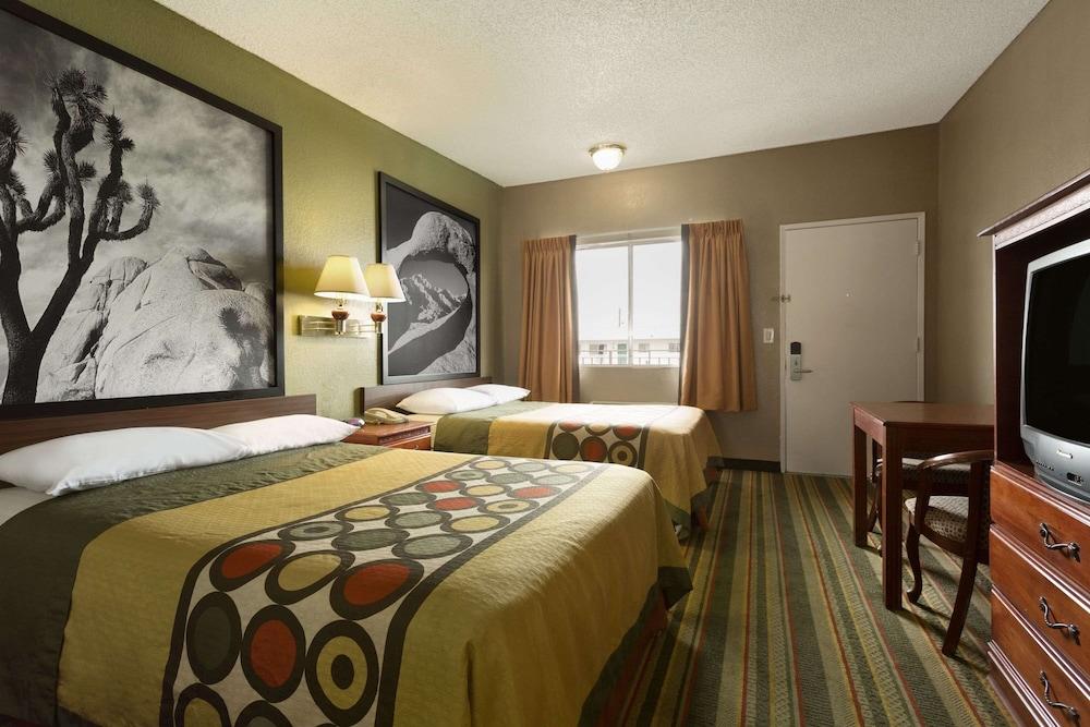 Super 8 by Wyndham Ridgecrest photo 33