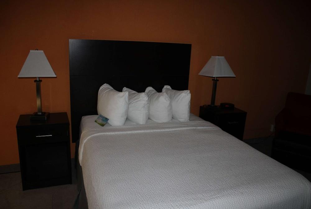 Days Inn by Wyndham Hays photo 15