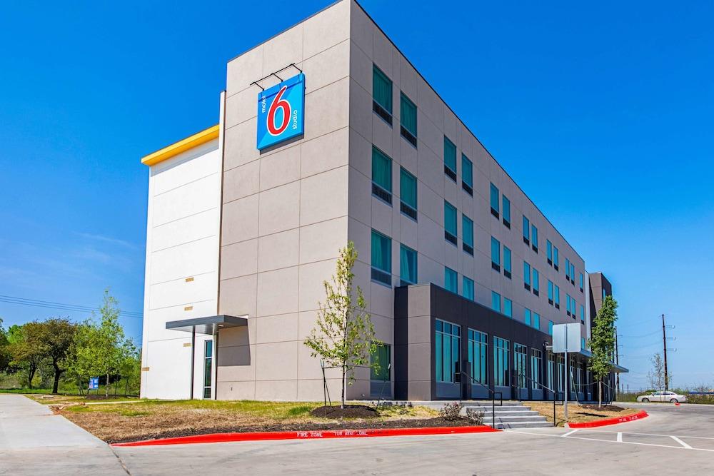 Studio 6 Austin, TX - Airport photo 1