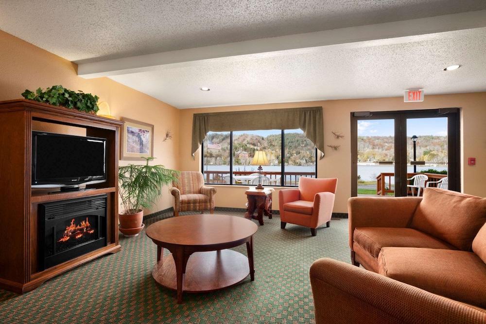 Super 8 by Wyndham Houghton photo 24