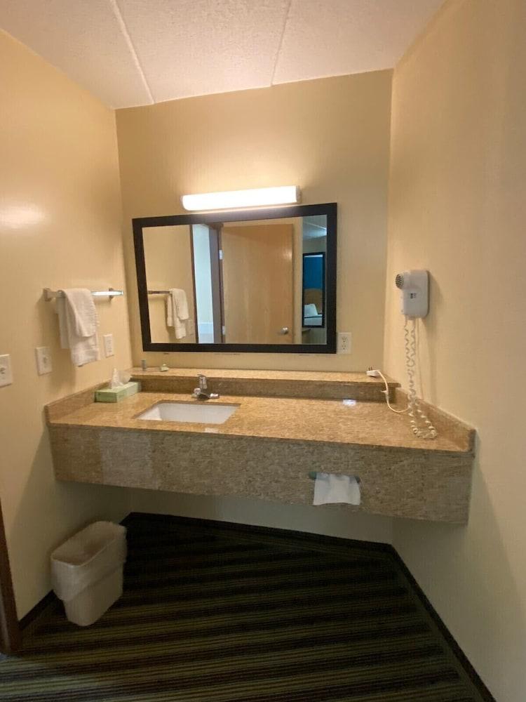 American Inn and Suites photo 8