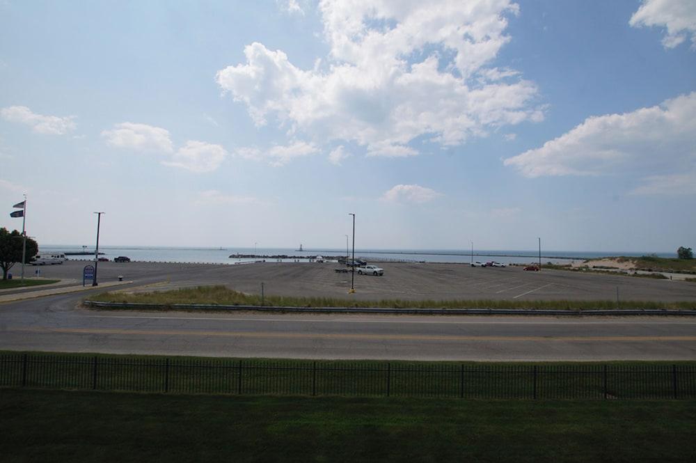 Snyder's Shoreline Inn photo 55
