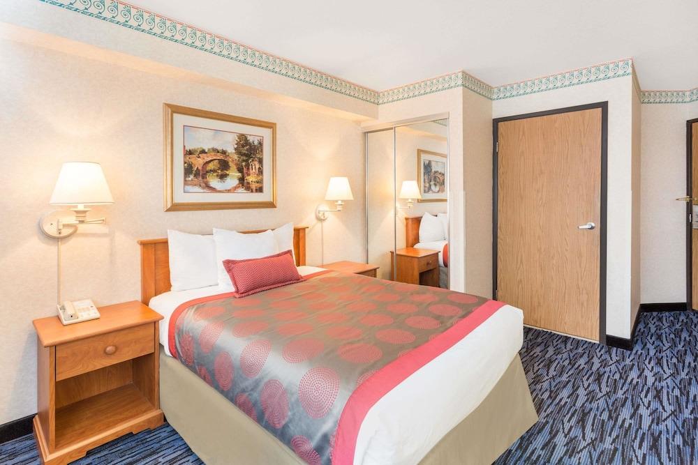 Ramada by Wyndham Kent Seattle Area photo 5