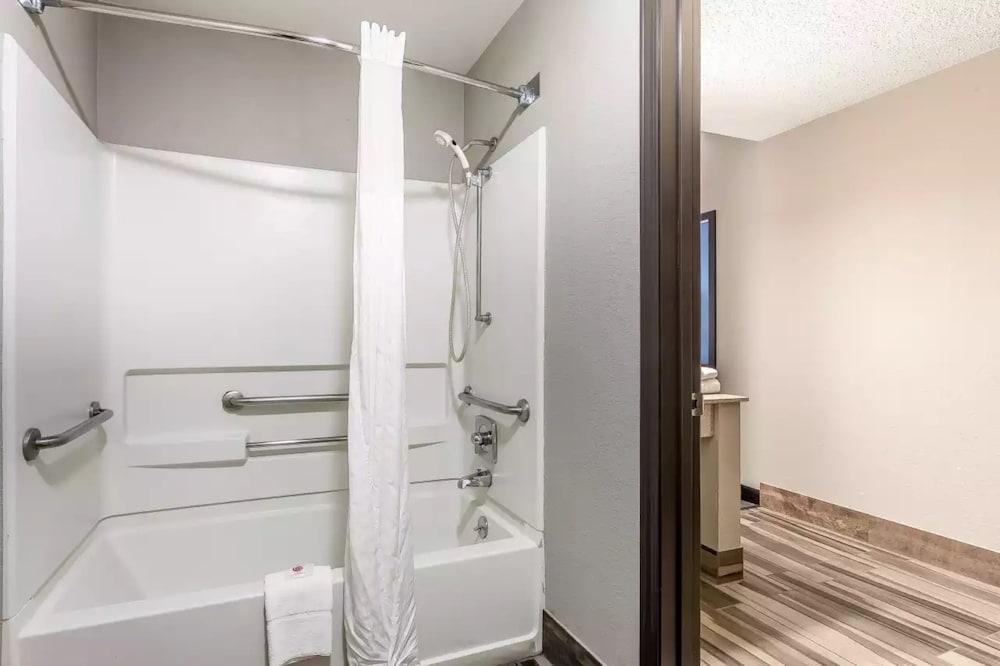 Comfort Inn Cleveland Airport photo 16