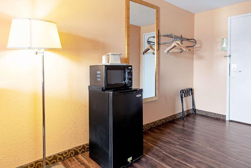 Econo Lodge photo 13