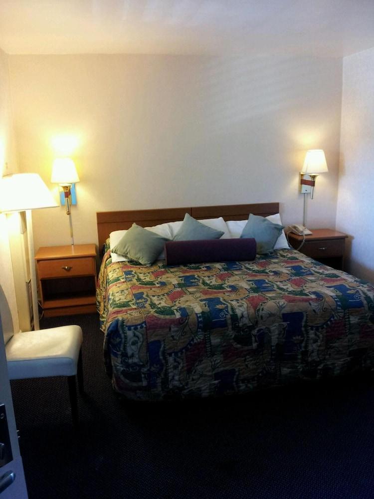 Townhouse Motel photo 13