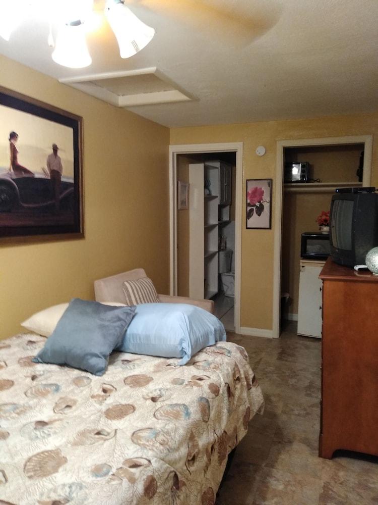 Swashbuckler Motel photo 2