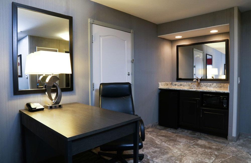 Hampton Inn & Suites Temecula photo 2