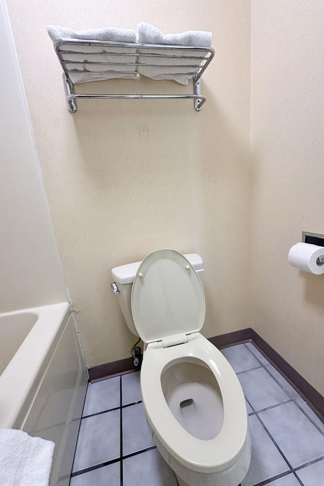 Bonita Lakes Inn by Capital O Meridian I20 photo 31