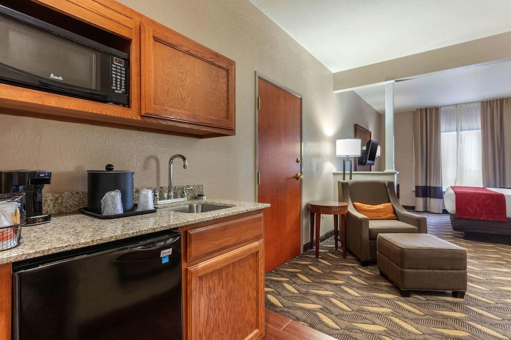 Comfort Suites Rolla photo 36