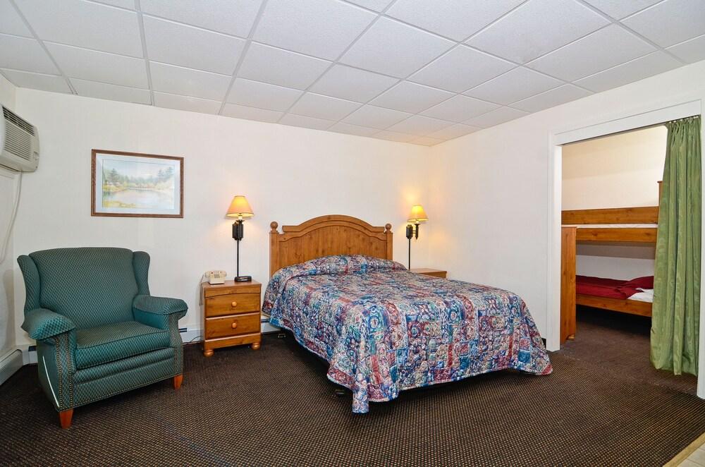 Super 8 by Wyndham Hayward WI photo 8