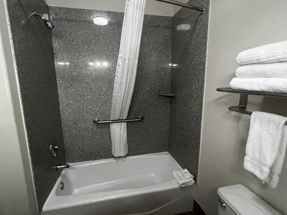 Baymont by Wyndham Brenham photo 39