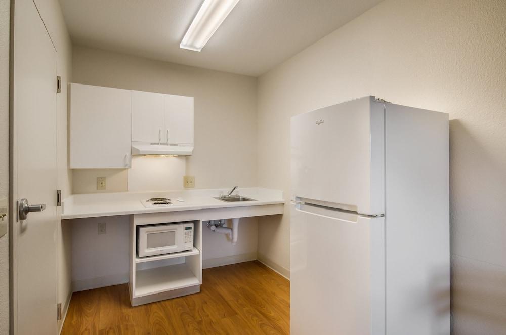 HomeTowne Studios By Red Roof Denver - Glendale/ Cherry Creek photo 17