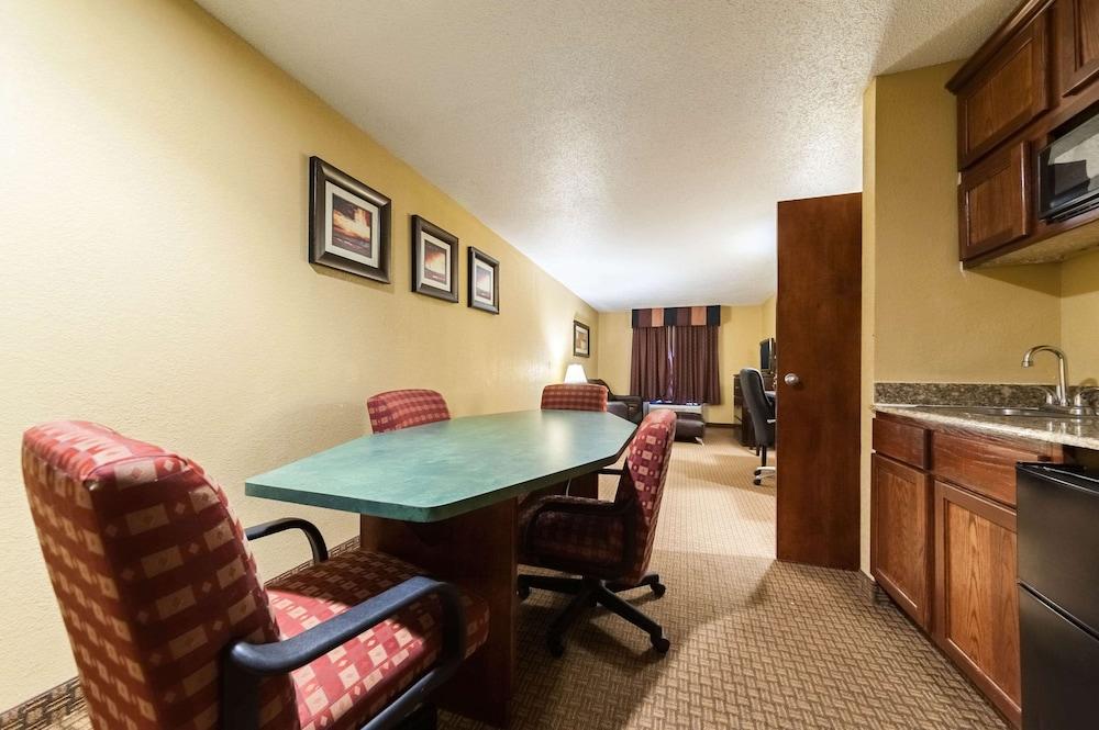 Quality Inn & Suites Lafayette photo 32