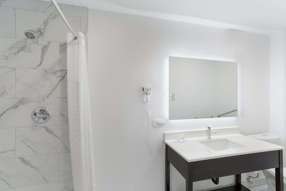 Quality Inn Redding near I-5 photo 18