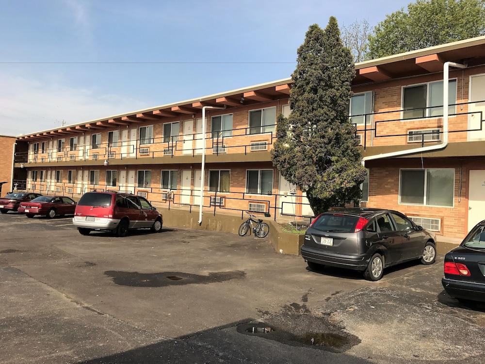 Town Motel — hotel in Oshkosh
