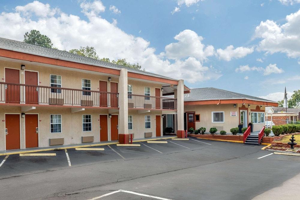 Econo Lodge Columbia Fort Jackson photo 31