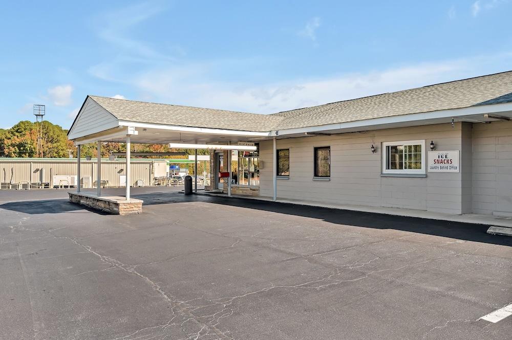 Travelers Inn photo 12