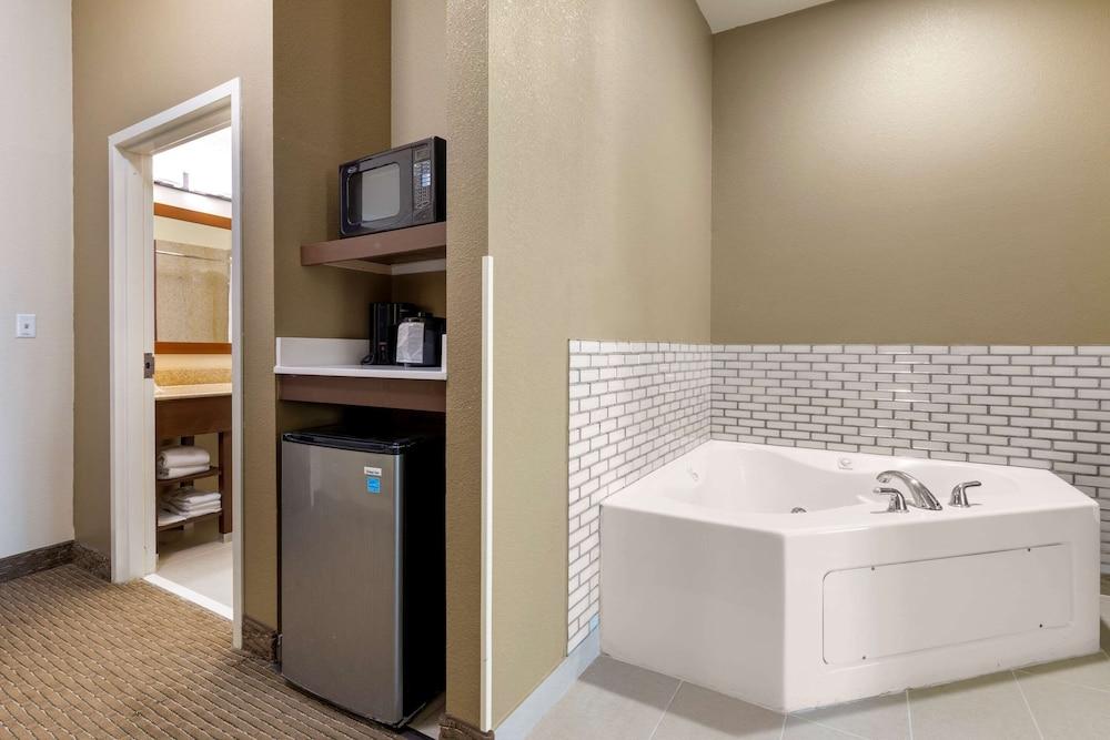 Comfort Suites Copperas Cove photo 32