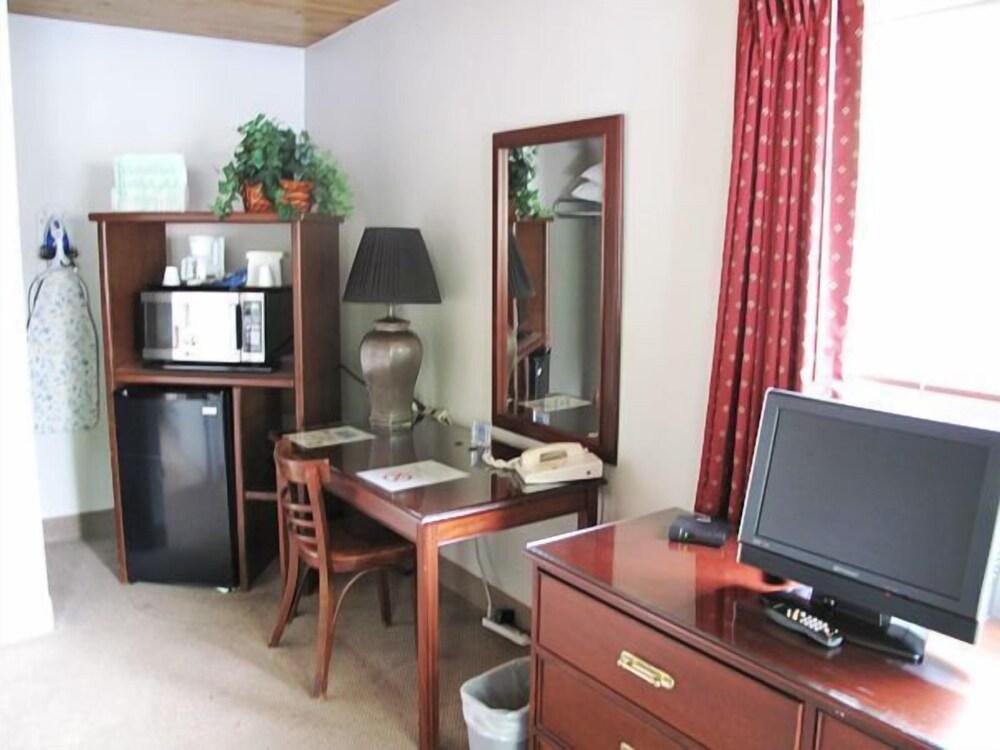 Hudson Manor Inn photo 17