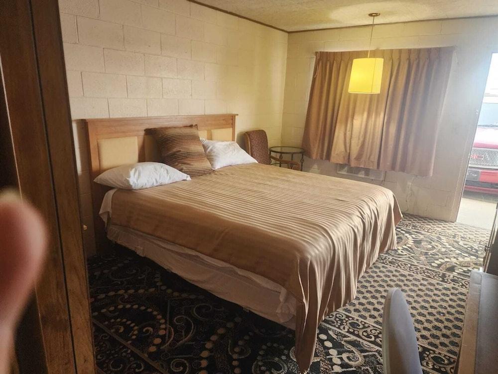 First Inn By OYO Quinter Hwy 70 photo 3