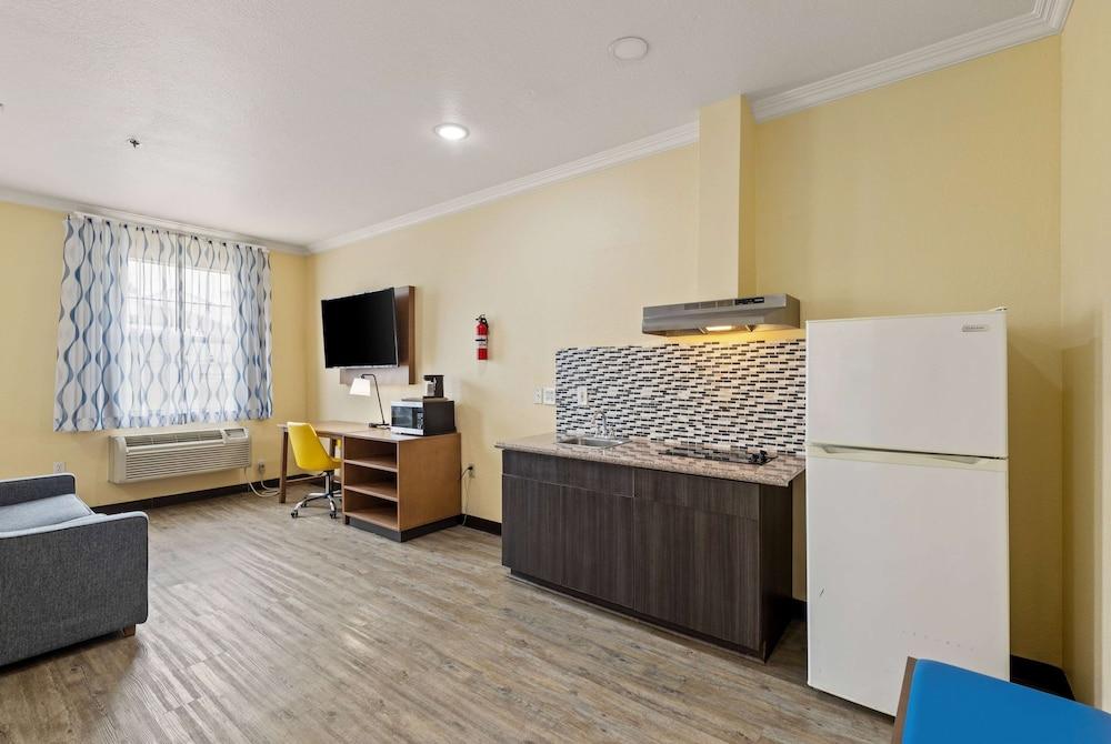 Days Inn & Suites by Wyndham Euless DFW Airport South photo 2