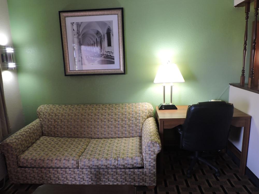 Days Inn by Wyndham Conover-Hickory photo 25