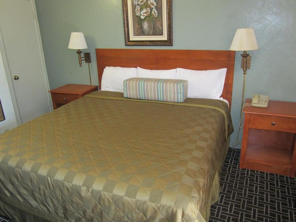 Civic Center Lodge photo 38
