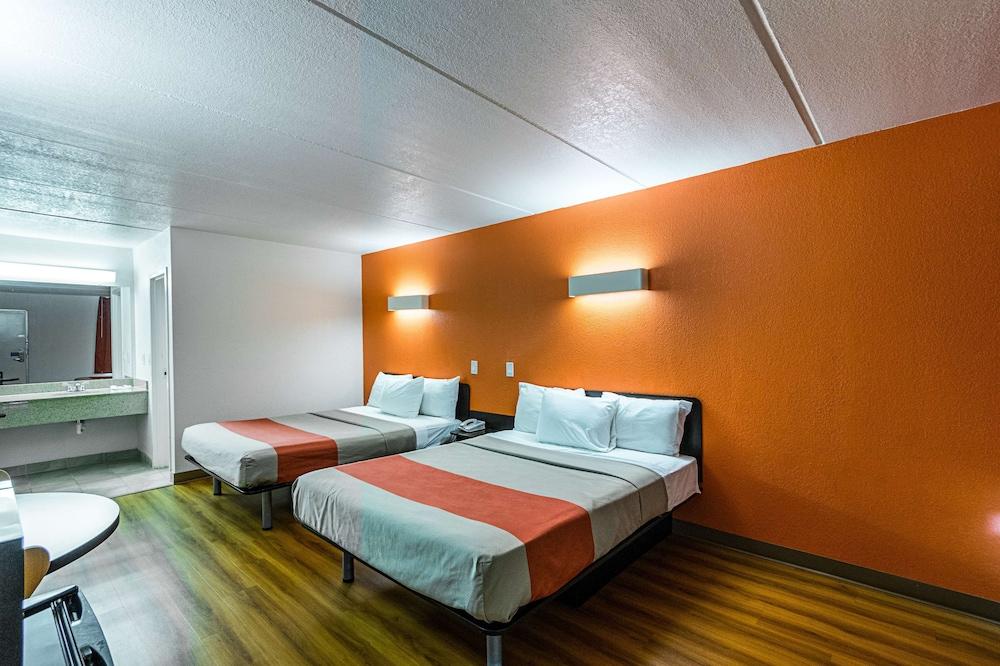 Motel 6 Cleveland, TX photo 5