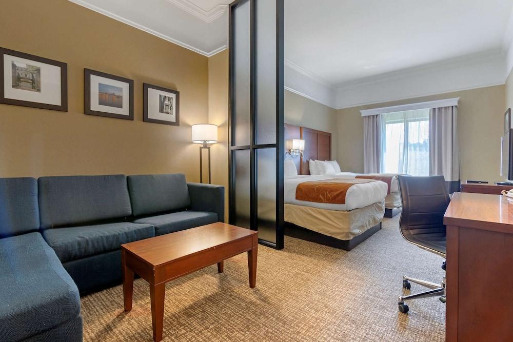 Comfort Suites Savannah North I-95 photo 8