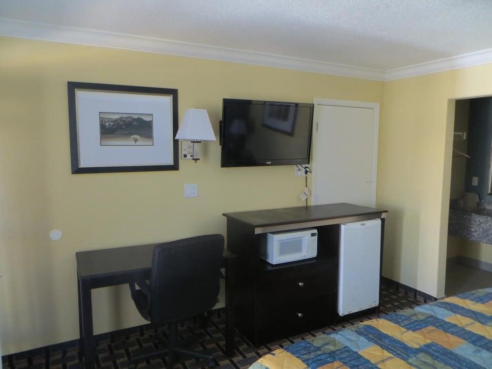 Hallmarc Inn photo 2