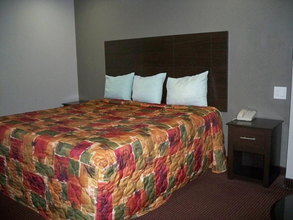 Scottish Inn & Suites photo 41